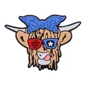 Dettaglio di ciondolo per scarpe mucca Highland con occhiali bandiera USA e fiocco - Mucca Delle Highlands (Stile Fiocco)