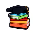 Gros plan d'une breloque chapeau de diplôme sur livres colorés pour attache-tétines - Livre
