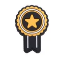 Détail d'un bijou de chaussure en PVC en forme de médaille avec étoile jaune centrale - Badges boutons