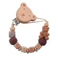 Detailansicht der Schnullerkette mit Bären-Holzclip, Häkelperlen und Baby-Holzwürfeln - Hellkaffee