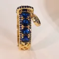 Gros plan sur la bague boucle de ceinture dorée aux pierres bleues et micro-pavage - Taille 5 / Or Bleu Royal
