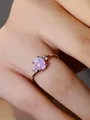 Dettaglio di un anello in oro rosa con grande opale ovale e due diamanti bianchi - Oro rosa Bianco
