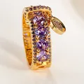 Vintage gouden ring met vier grote paarse stenen en een fijne ovale bedel aan de zijde - Maat 5 / Vergulde Paars Zirkoon
