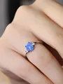 Détail d'une bague en argent avec une opale bleue ovale et des diamants d'accentuation - US 5 / Argent Bleu