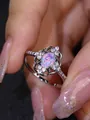 Detalle de anillo de plata vintage con ópalo ovalado y diseño de encaje calado - US 6 / Ópalo Blanco Platino