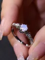 Macro di anello in argento con pietra opale tonda e dettagli a trama intrecciata fine - US 6 / Argento Bianco