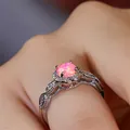 Bague fleur en dentelle plaquée or blanc avec opale rose ronde et zircons pavés - Argent Rose
