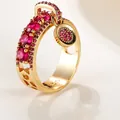 Bague vintage dorée avec cinq gemmes rouges et un pendentif rond serti de pavés rouges - Taille 5 / Plaqué Or Zircone Rose Rouge