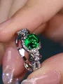 Macro-opname van zilveren ring met groene ronde zirkoon en floraal bloembladontwerp - Maat 5 / Geplatineerd Groene Zirkonia