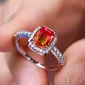 Dettaglio macro di un anello con gemma sfumata rettangolare e halo di diamanti lucidi - US 5 / Oro Bianco Tormalina Rosa Gialla