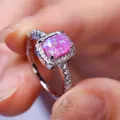 Elegante anello con opale rosa rettangolare e aureola di diamanti su argento - US 5 / Oro Bianco Opale Viola