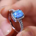 Elegante anello placcato platino con opale blu taglio cushion e alone di zirconi cubici - US 5 / Opale Blu Platino