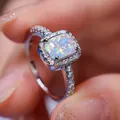 Anello in argento con opale rettangolare e diamanti pavé tra le dita - US 5 / Opale Bianco Platino