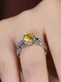 Macro-opname van zilveren ring met grote gele edelsteen en verfijnde holle details - Maat 5 / Witgoud Met Gele Zirkoon