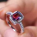 Anello halo in argento con grande gemma rettangolare viola sfumata e pavé - US 5 / Oro Bianco Tormalina Rosa Blu
