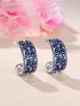Détail de boucles d'oreilles C argentées serties de zircons bleu foncé marquise - Argent-Bleu Foncé