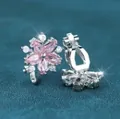 Clip-on oorbellen met roze bloemen en witte kristallen in een zilveren finish - Geplatineerd Roze Zirkonia