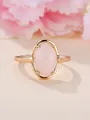 Dettaglio anello in oro champagne con grande pietra rosa ovale incastonata a quattro griffe - US 7 / Rosa