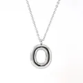 Collana con iniziale O in argento lucido stile palloncino con catena a maglie fine - Lettera O Color Acciaio