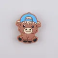 Abalorio de silicona de vaca de las tierras altas con gorra azul para zapatos DIY - Estilo Gorra Béisbol Azul