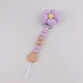 Handgefertigte Schnullerkette mit lila Stoffblume und natürlichen Holzperlen - Hellviolett