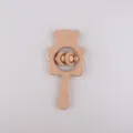 Hochet ours en bois de hêtre pour bébés avec anneaux lisses et manche de préhension - Peau Foncée