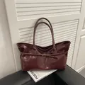 Borsa tote in pelle bordeaux lucida con fibbia in metallo e sottili spallacci - Borgogna