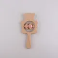 Hochet ours en bois de hêtre pour bébé avec perles roses et finition bois naturel - Rose