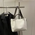 Sac seau blanc à motif litchi avec poignées marron foncé et finitions dorées - Blanc