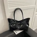 Borsa tote nera lucida con fibbia, design spazioso e comodi spallacci per uso quotidiano - Nero