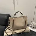 Sac fourre-tout beige motif litchi avec poignées marron foncé et détails dorés - Kaki