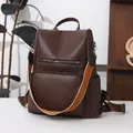 Mochila de cuero marrón oscuro con correa ancha colorida y diseño multibolsillo - Marrón
