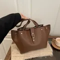 Bolso tote grande de cuero mate marrón oscuro con hebilla dorada y correa de hombro - Marrón