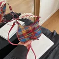 Mini borsa scozzese colorata con fiocchi in pelle rossa e manico avvolto nel pizzo - Quadri Blu