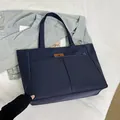 Sac cabas bleu foncé minimaliste avec doubles poches et écusson en cuir marron - Bleu Marine