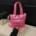 Sac fourre-tout matelassé rose avec fini métallisé et bandoulière amovible - Rose rouge