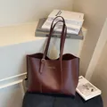 Grande borsa tote minimalista in pelle caffè scuro con scritte dorate alla moda - Marrone