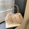 Beige Plüsch-Schultertasche aus Kunstpelz in Wolkenform mit Metall-Verstellschnalle - Khaki