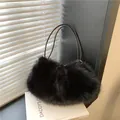 Modische schwarze Kunstfell-Schultertasche mit feinen Ledergriffen und flauschiger Textur - Schwarz