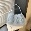 Hellblaue Plüsch-Schultertasche aus Kunstpelz mit eleganten Griffen für den Herbst - Blau