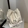 Schicke cremeweiße Schultertasche mit silbernem Schmetterling und Raffungen - Weiß