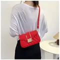 Borsa a spalla trapuntata rossa da donna con chiusura dorata e tracolla regolabile - Rosso
