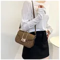 Borsa a tracolla marrone trapuntata con chiusura dorata e ricamo a rombi chic - Marrone