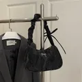 Elegante bolso de hombro plisado negro con lazo plateado y correa con volantes - Negro