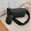 Bolso cilíndrico negro minimalista con correa ancha y pequeño monedero redondo - Negro