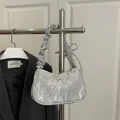 Bolso de axila plateado con textura metálica y asa plisada para mujer elegante - Plateado