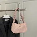 Bolso de axila plisado rosa chic con lazo de metal plateado y correa de hombro fruncida - Rosa