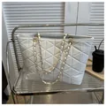 Grande borsa tote trapuntata bianco panna con tracolla a catena dorata e stile chic - Bianco