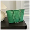 Borsa tote verde trapuntata in similpelle con elegante catena dorata - Verde