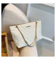 Bolso tote acolchado blanco con cadena dorada y elegante detalle de metal - Blanco Roto
